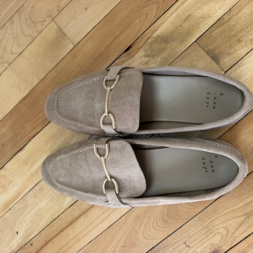 A New Day Tan Faux Suede Horsebit Loafers Gold Hardware Flats Size 7.5 - Picture 5 of 9